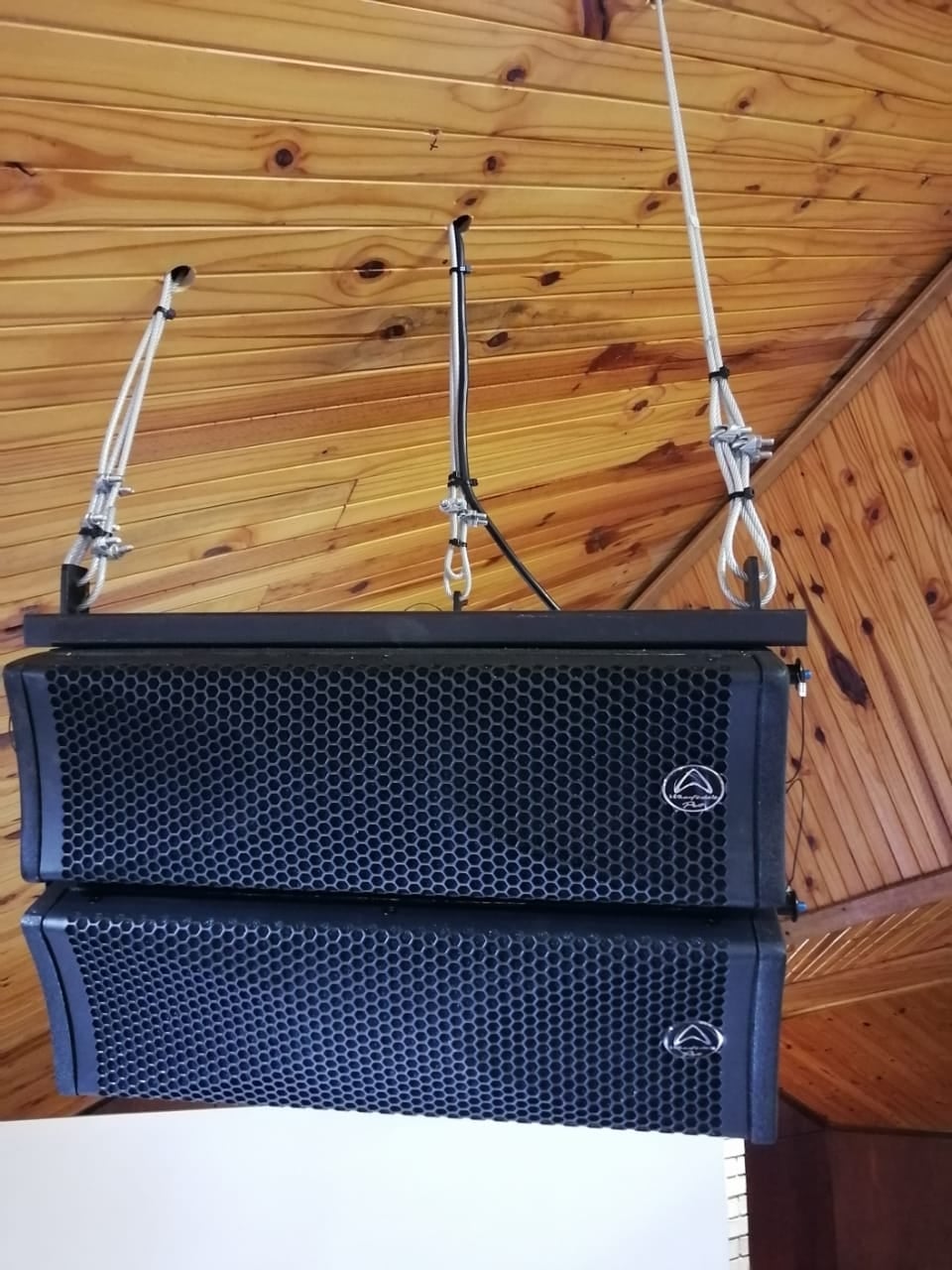 8 Line Array Boxes to Cover and Audience of 600 People